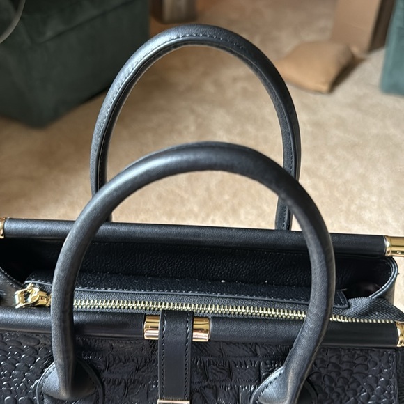 Elegant Black Crocodile-Embossed Handbag - Picture 2 of 7